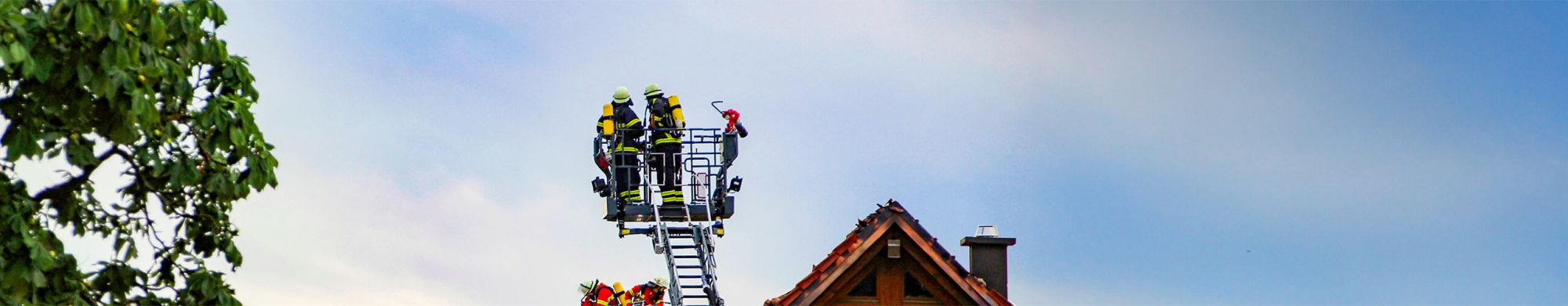 Die Besatzungen von zwei Drehleitern bei einem Brandeinsatz