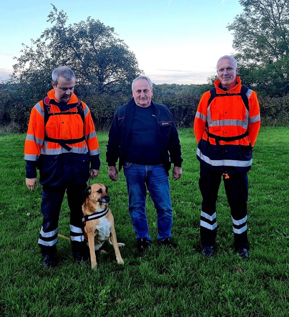 Gefundene Person mit Hundeführern und Suchhund