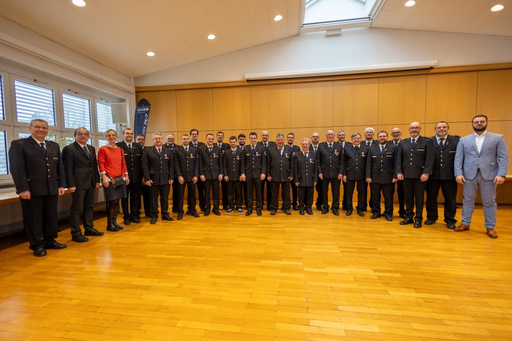 Die Geehrten für 15, 25, 40 und 50 Jahre Mitgliedschaft in der Feuerwehr mit den stellvertretenden Feuerwehrkommandanten, Kreisbrandmeister Jörg Kirschenlohr, Bürgermeister Roland Burger, Fachbereichsleiterin Simone Schölch und dem Beigeordneten Benjamin Laber.