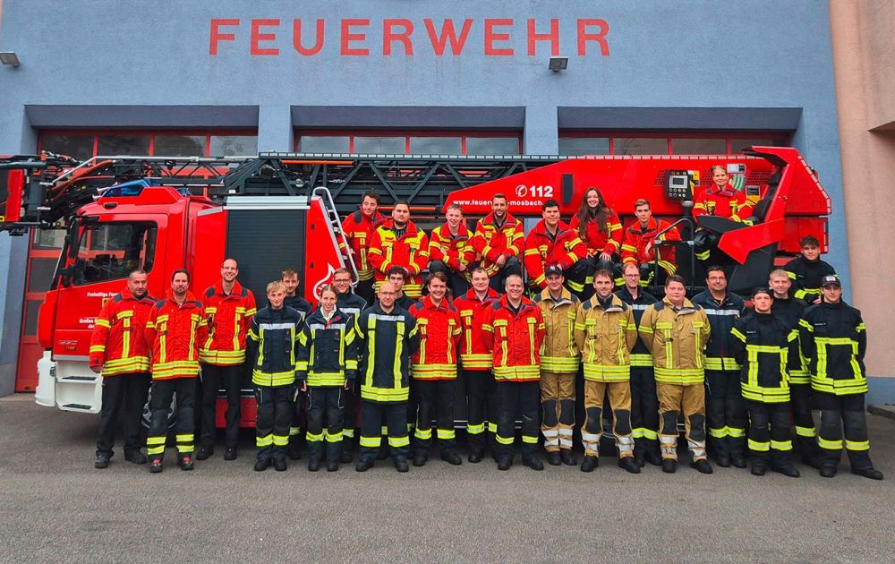 Neue Feuerwehrmänner und -frauen vor dem Gerätehaus in Mosbach