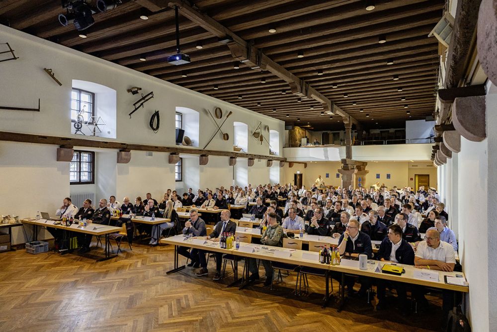 Viele Teilnehmer bei der Führungskräftefortbildung in Hardheim