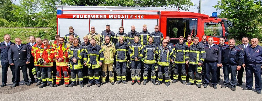 Die Teilnehmer des Maschinisten-Lehrgangs vor einem Feuerwehrauto