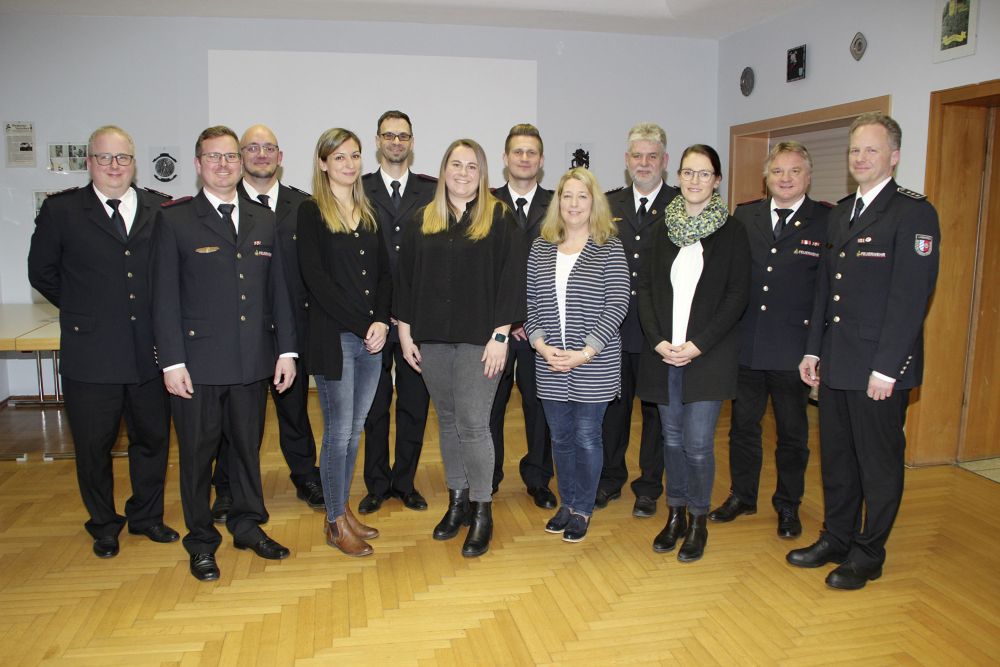 Im Rahmen der Jahreshauptversammlung der Abteilungswehr Asbach wurde Roman Scholl (2. von links) für 25 Jahre ehrenamtlichen Feuerwehrdienst ausgezeichnet. Beförderungsurkunden erhielten Kevin Köhler (3. von links) und Christoph Lunczer (5. von links). Gleich vier Feuerwehranwärterinnen konnten begrüßt werden: von links Tanja Lunczer, Janine Schäfer, Diana Scholl und Daniela Maahs.
