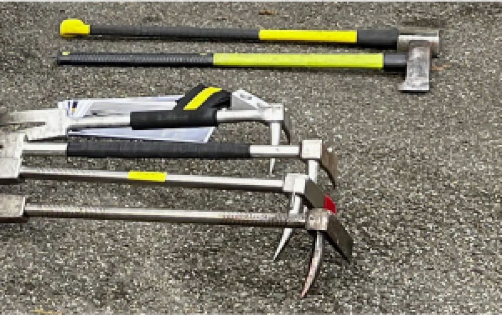 Das Halligan-Tool, in Deutschland auch Hebel- und Brechwerkzeug genannt, ist eine besondere Bauform einer Brechstange.