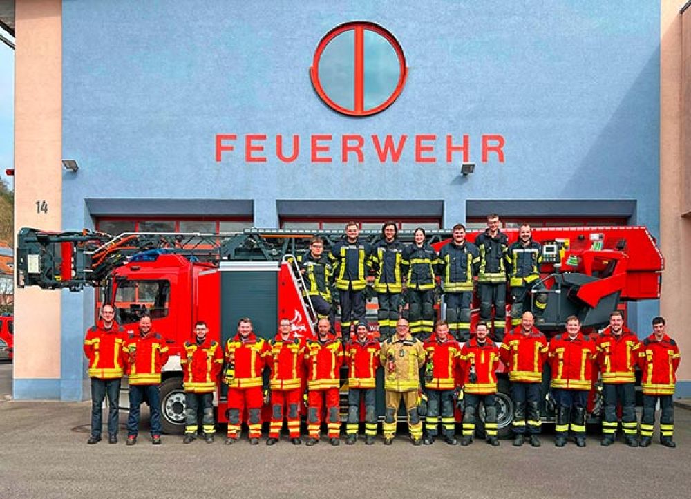 Die neuen Truppführer und Ausbilder vor der Drehleiter der FF Mosbach. 