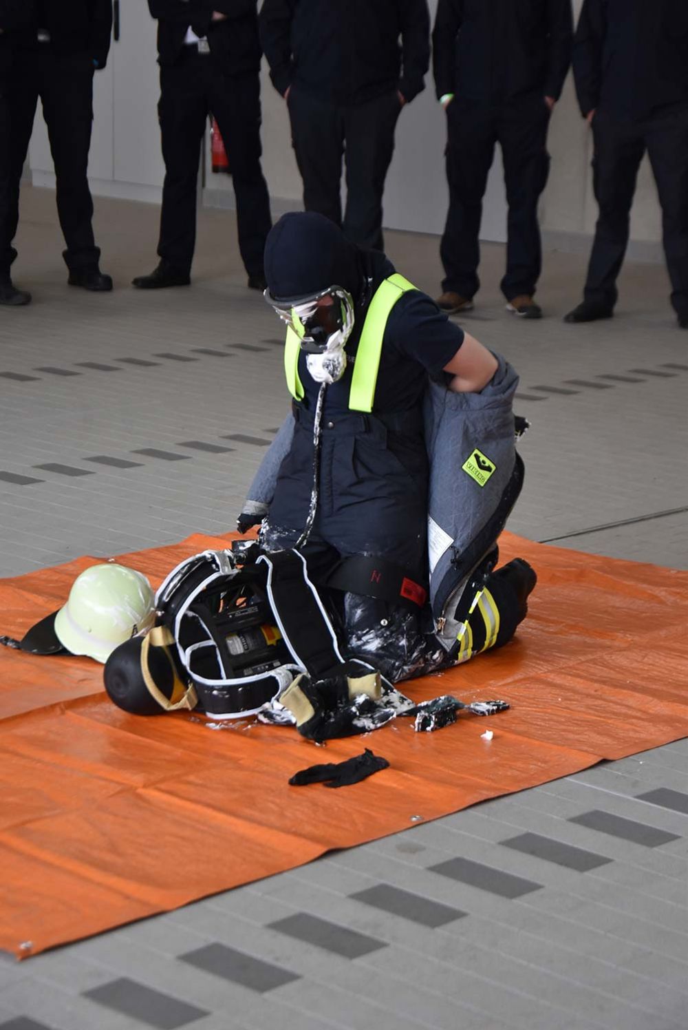Kontaminierte Person legt Einsatzjacke ab