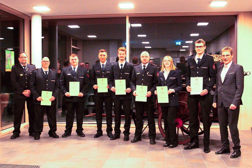 Die Neuaufgenommenen, Beförderten und Geehrten in Osterburken mit Kommandant und Bürgermeister