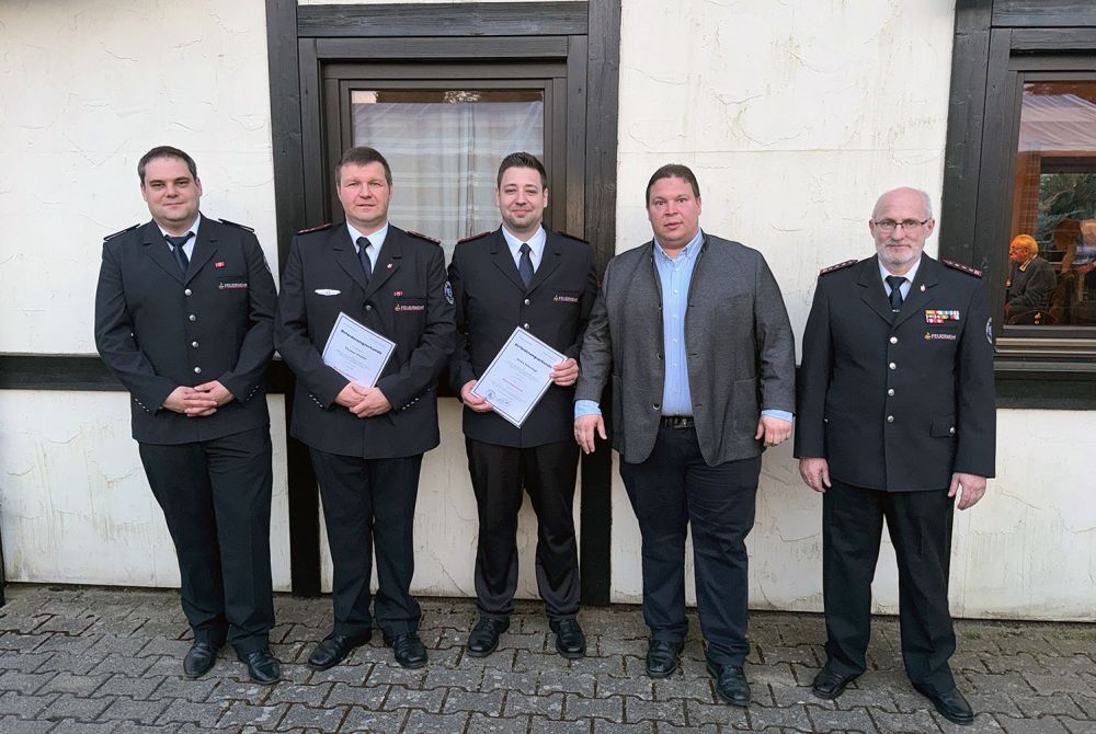 Bürgermeister Markus Haas (2.v.re.), Gesamtkommandant Michael Merkle (re.) und der stellvertretende Abteilungskommandant Sebastian Dietz gratulieren Abteilungskommandant Thomas Stelzer (2.v.li.) zur Beförderung und André Scharnagel (Mitte) zur Ernennung.