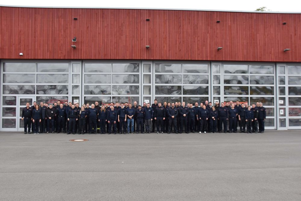 Gruppenbild vor den Fahrzeughallen der Feuerwehr Osterburken