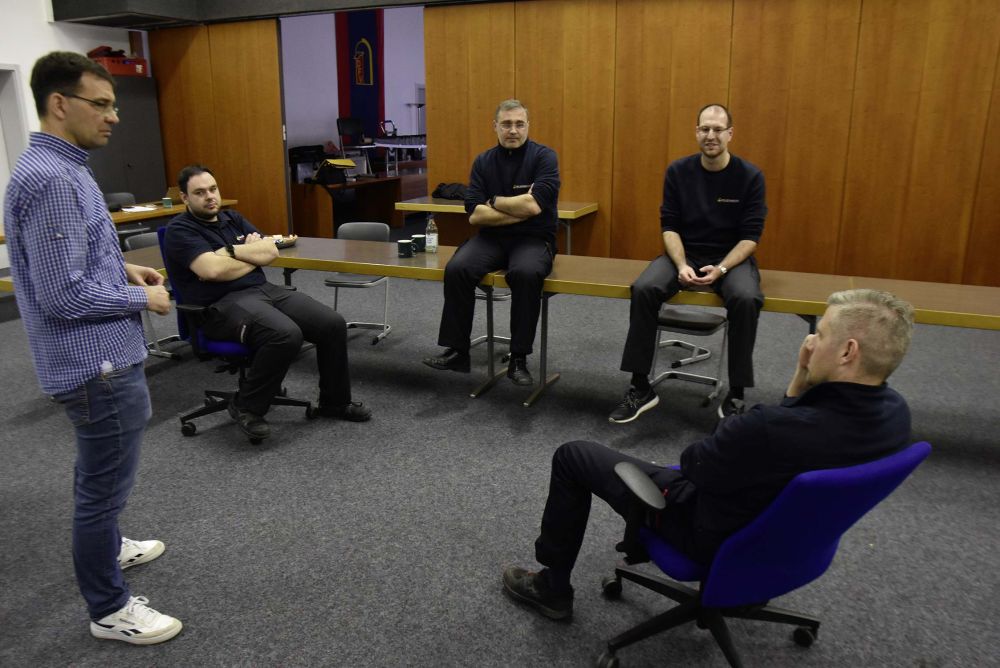 Besprechung der Einsatzlage und der Wahrnehmung mit VR Brille