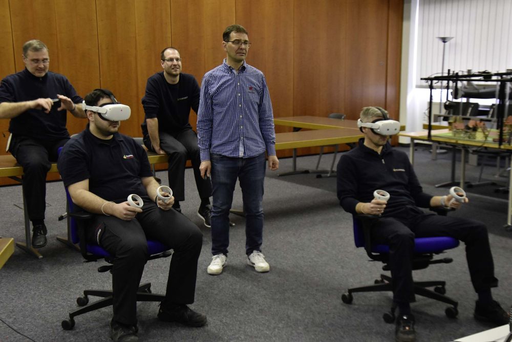 Austesten der VR Brillen unter Anleitung und Beobachtung anderer.